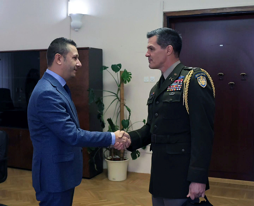 САРАЈЕВО, 4. ДЕЦЕМБРА /СРНА/ - Замјеник министра одбране у Савјету министара Александар Гогановић истакао је у разговору са војним аташеом САД у БиХ бригадиром Грегоријем Холмсом да БиХ има најразвијенију билатералну војну сарадњу са Сједињеним Државама, које су кључни партнер БиХ.