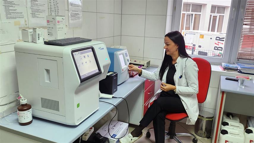 КОЗАРСКА ДУБИЦА, 4. ДЕЦЕМБРА /СРНА/ - У Дом здравља "Козма и Дамјан" у Козарској Дубици данас је стигао нови апарат, намијењен првенствено анализи хормона штитне жлијезде.