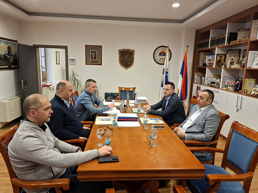 ВИШЕГРАД, 4. ДЕЦЕМБРА /СРНА/ - Састанак начелник општине Вишеград Младена Ђуревића, начелник општине Фоча Милана Вукадиновића и народног посланика Ненада Лаловића.
