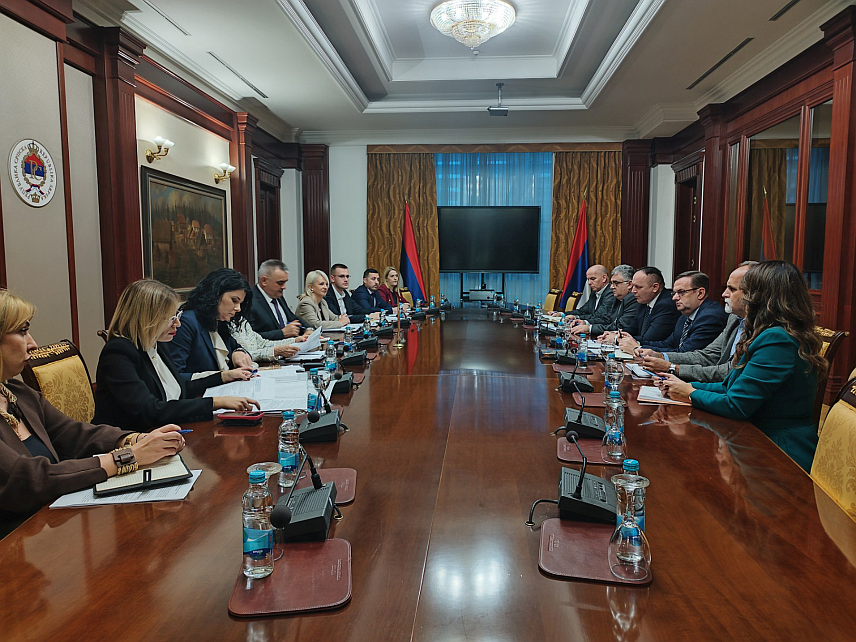 БАЊАЛУКА, 4. ДЕЦЕМБРА /СРНА/ - Консултације предсједника Владе Републике Српске Саве Минића и представника Савеза синдиката у вези са израдом републичког буџета за наредну годину.