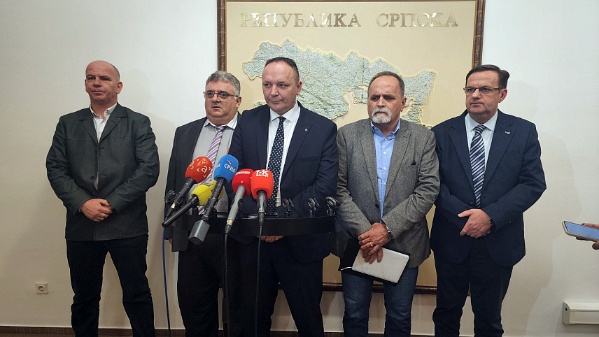 БАЊАЛУКА, 4. ДЕЦЕМБРА /СРНА/ - Предсједник Савеза Синдиката Републике Српске Горан Станковић на конференцији за новинаре, након консултација са премијером Српске Савом Минићем у вези са буџетом за наредну годину.