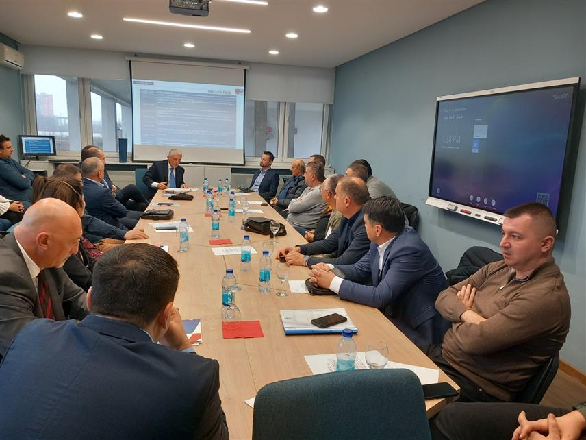 ПРИЈЕДОР, 4. ДЕЦЕМБРА /СРНА/ - Представници Привредне коморе боравили у радној посјети Градској управи Приједор којој је присуствовао и начелник општине Оштра Лука Душко Дошеновић.