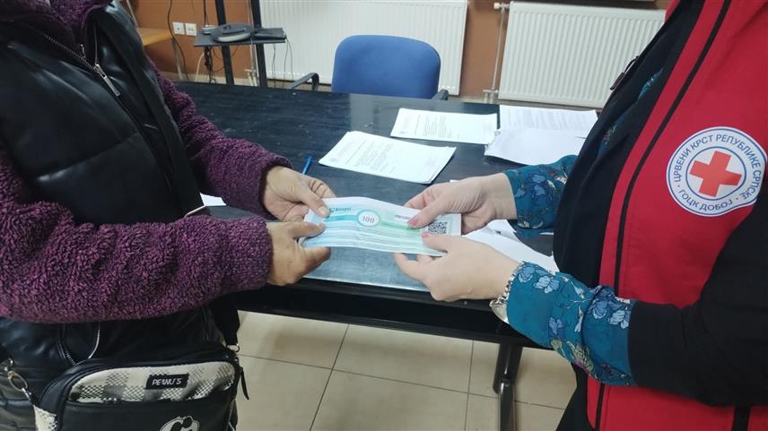 ДОБОЈ, 4. ДЕЦЕМБРА /СРНА/ - Представници Градске организације Црвеног крста Добој уручили су данас 17 новчаних ваучера за дјецу без једног или оба родитеља.