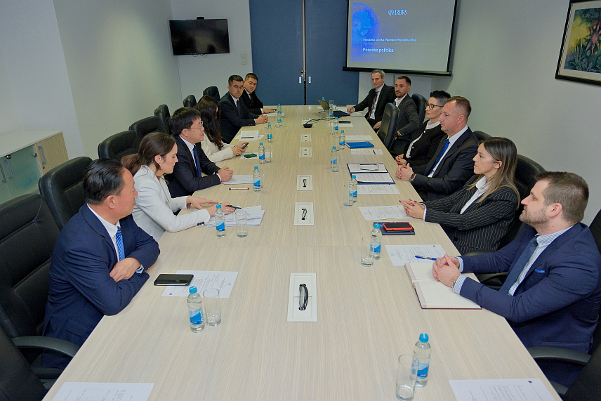 БАЊАЛУКА, 4. ДЕЦЕМБРА /СРНА/ - Вршилац дужности директора Инвестиционо-развојне банке /ИРБ/ Републике Српске Недељко Ћорић угостио је делегацију кинеске провинције Гансу.