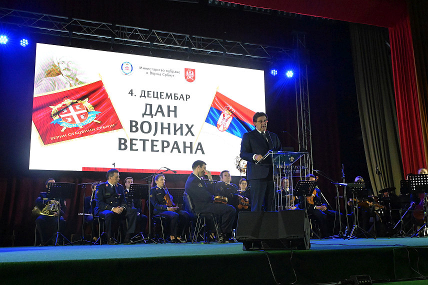 БЕОГРАД, 4. ДЕЦЕМБРА /СРНА/ - Министар одбране Србије Братислав Гашић на свечаној академији поводом Дана војних ветерана, свечаност је одржана у Дому Гарде на Топчидеру, у присуству премијера Србије Ђуре Мацута и начелника Генералштаба Војске Србије генерала Милана Мојсиловића, а прочитана jе честитка предсједника Србије и врховног команданта Војске Србије Александра Вучића.