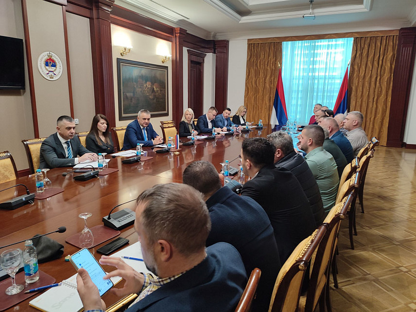 БАЊАЛУКА, 5. ДЕЦЕМБРА /СРНА/ - Предсједник Владе Републике Српске Саво Минић на састанку у Бањалуци са представницима пољопривредних произвођача у вези са израдом буџета Републике Српске за наредну годину.