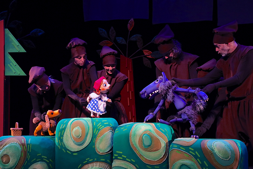 ЗРЕЊАНИН, 5. ДЕЦЕМБРА /СРНА/ - Представа "Црвенкапица" Дјечијег позоришта Републике Српске, у режији Људмиле Федорове, освојила је три награде на 56. Сусретима професионалних позоришта лутака Србије у Зрењанину.