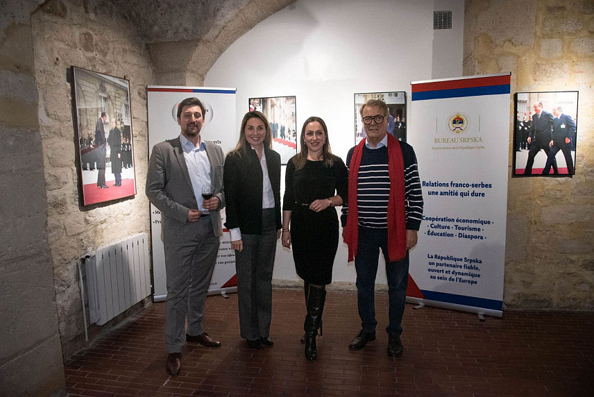 ПАРИЗ, 5. ДЕЦЕМБРА /СРНА/ - Изложба "Дејтон-Париз 1995: Мир у сликама" отворена je синоћ у Културном центру Србије у Паризу, у организацији Представништва Републике Српске и Балкан медија.