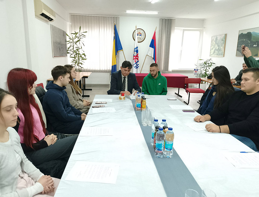 НОВИ ГРАД, 5. ДЕЦЕМБРА /СРНА/ - У Новом Граду су студентске стипендије додијељене 51 студенту - свима који су се пријавили на конкурс, а за ове намјене је у општинском буџету предвиђено 77.440 КМ, а уговоре са корисницима стипендија данас је потписао начелник општине Мирослав Дрљача.