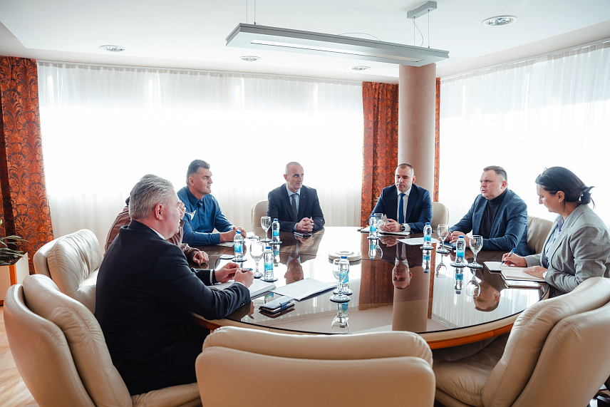 БАЊАЛУКА, 5. ДЕЦЕМБРА /СРНА/ - Министар унутрашњих послова Републике Српске Жељко Будимир упознао је на данашњем састанку руководство Синдиката радника унутрашњих послова о дефинисаним стратешких приоритетима у раду који се односе на опремање, организацију рада, процес образовања и обуке полицијских службеника, а као посебан приоритет истакнуто је унапређење статуса државних службеника и намјештеника.