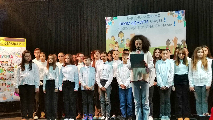 ДОБОЈ, 5. ДЕЦЕМБРА /СРНА/ - У Добоју је данас, поводом Недјеље инклузије, организован богат културни програм у изведби школских секција три градске основне школе и послата порука да свако дијете треба да буде прихваћено у друштву.