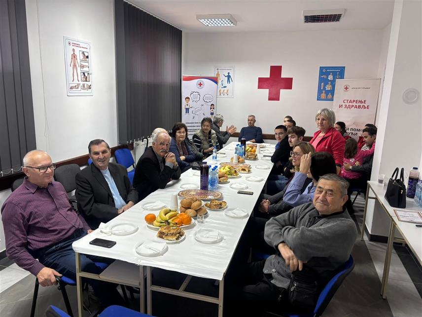 ПРЊАВОР, 5. ДЕЦЕМБРА /СРНА/ - Градска организација Црвеног крста у Прњавору уприличила је данас поводом Међународног дана волонтера дружење за тридесетак волонтера ове организације, током којег су сумирани резултати реализованих активности, а најактивнијима су уручене захвалнице.