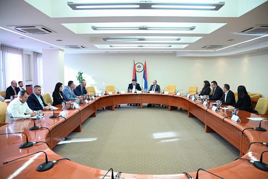 БАЊАЛУКА, 5. ДЕЦЕМБРА /СРНА/ - Редовна сједница Народне скупштине Републике Српске, на чијем дневном реду ће се наћи и приједлози закона о повећању плата у култури, основним и средњим школама, те високом образовању, биће одржана у уторак, 16. децембра, одлучио је данас скупштински Колегијум.