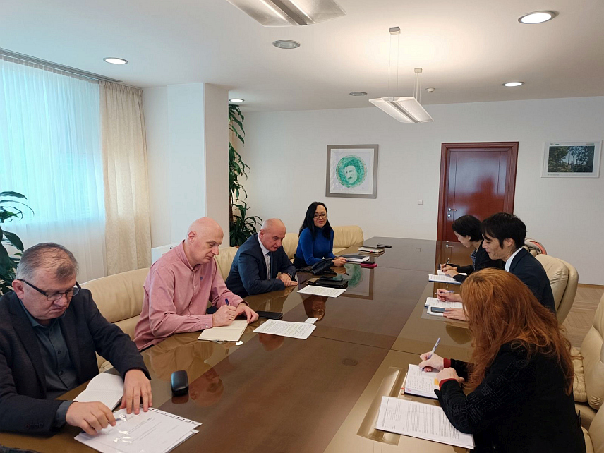 БАЊАЛУКА, 5. ДЕЦЕМБРА /СРНА/ - Министар енергетике и рударства Републике Српске Петар Ђокић разговарао је са шефом Канцеларије Јапанске агенције за међународну сарадњу /ЈИЦА/ за Балкан Јамашитом Чигируом о изазовима у досадашњој реализацији пројекта изградње постројења за одсумпоравање димних гасова у ТЕ "Угљевик".