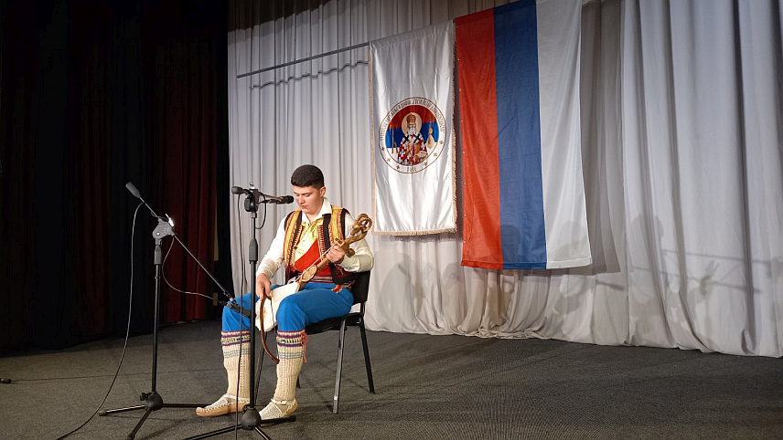 ПАЛЕ, 5. ДЕЦЕМБРА /СРНА/ - Гусларско Удружење и школа "Свети Петар Дабробосански" из Пала вечерас је приредило вече српске културе у циљу промоције епског стваралаштва и српске културне баштине.