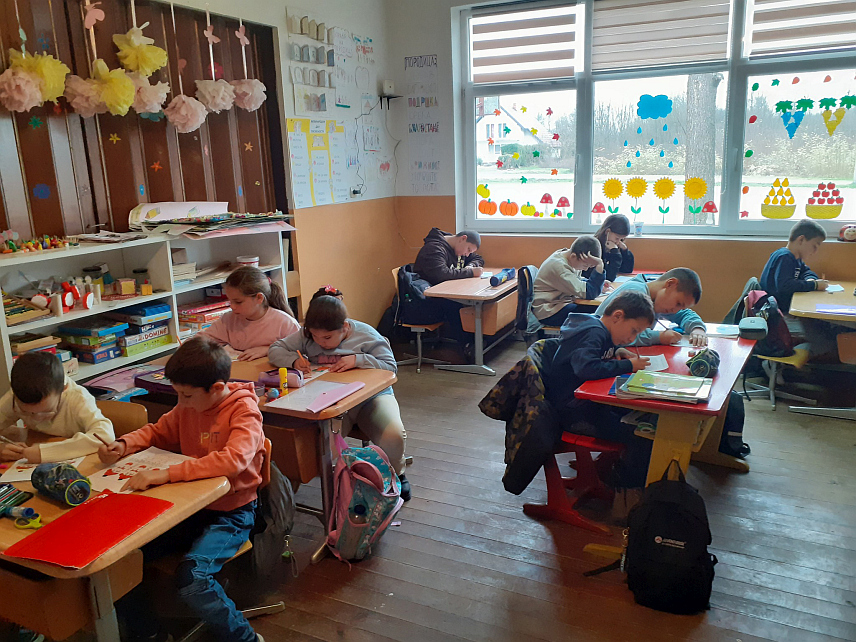 ШАМАЦ, 5. ДЕЦЕМБРА /СРНА/ - У подручној школи у мјесту Гајеви, која припада основној школи у Горњој Слатини, педагог Александар Павловић је организовао креативне радионице за ученике комбинованог одјељења у празничном духу.