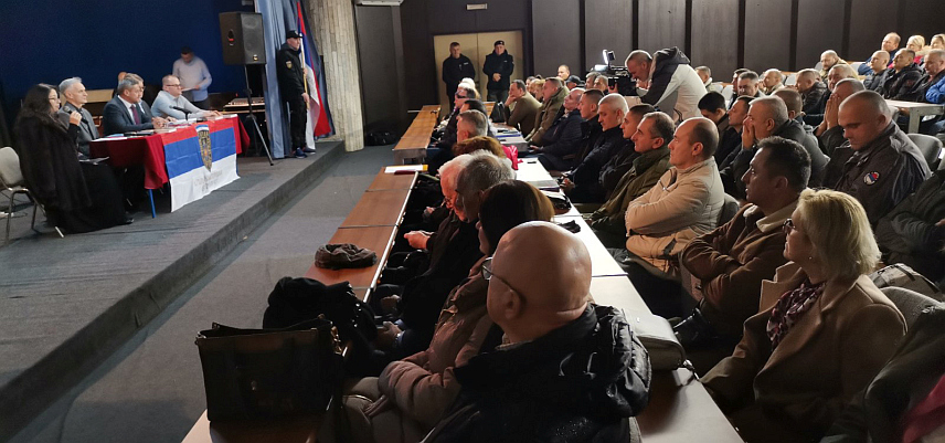 ДОБОЈ, 5. ДЕЦЕМБРА /СРНА/ - У Добоју је вечерас представљена монографија "Гарда - душа Републике Српске", аутора Жељка Дакића, у којој је описан ратни пут Прве гардијске моторизоване бригаде Главног штаба Војске Републике Српске у Одбрамбено-отаџбинском рату и истакнут значај њених припадника у одбрани српског народа на овом простору.