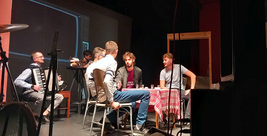 ТРЕБИЊЕ, 5. ДЕЦЕМБРА /СРНА/ - Ученици Гимназије "Јован Дучић" из Требиња, њих око 70, вечерас су премијерно извели мјузикл "У пламену…", инспирисан пјесама београдске верзије "Забрањеног пушења", чија је основна порука антиратна, односно да љубав све побјеђује.