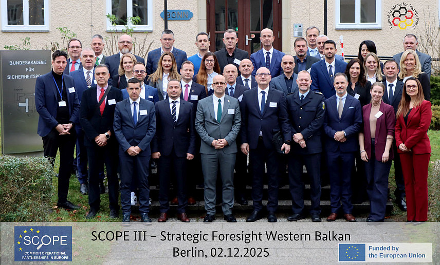 САРАЈЕВО/БЕРЛИН, 5. ДЕЦЕМБРА /СРНА/ - Директор Граничне полиције БиХ Мирко Купрешаковић са учесницима радионице у Берлину која је била организована с циљем стратешког приступа у борби против организованог кријумчарења миграната и разумијевања његових геополитичких и транснационалних импликација.