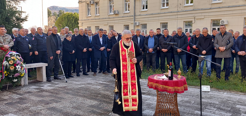 TРЕБИЊЕ, 6.ДЕЦЕМБРА /СРНА/ - У Tребињу је данас служен парастос погинулим припадницима МУП-а Републике Српске поводом обиљежевања 33 године од оснивања Tрећег одреда Специјалне бригаде полиције, те истакнуто да је ријеч о једном од великих датума у историји народа Херцеговине и Републике Српске.