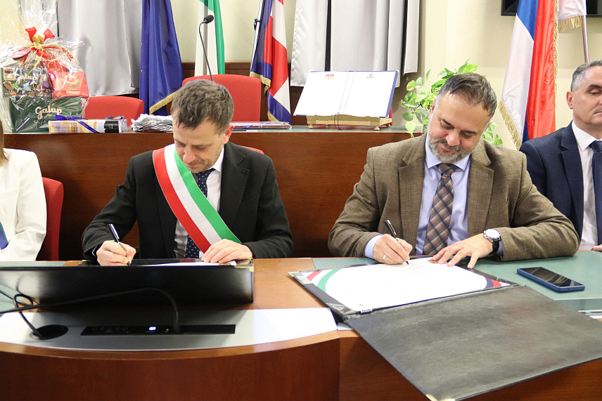 ДЕРВЕНТА, 6. ДЕЦЕМБРА /СРНА/ - Братске везе између градова Дервента и Пинероло из Италије потврђене су данас потписивањем споразума поводом 20 година пријатељства, братства и блискости два града. Протокол о обнови братских веза два града у Италији су потписали градоначелници Дервенте Игор Жунић и Пинерола Лука Салваи.