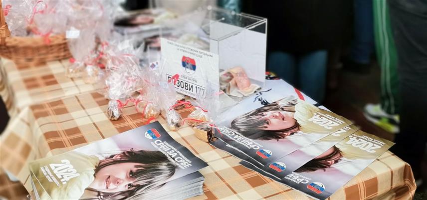 ДОБОЈ, 7. ДЕЦЕМБРА /СРНА/ - Хуманитарна организација "Срби за Србе" у Добоју организовала је хуманитарну акцију "Колачи из блока" за помоћ пред Божић социјално угроженим породицама од Крајине до Косова и Метохије.