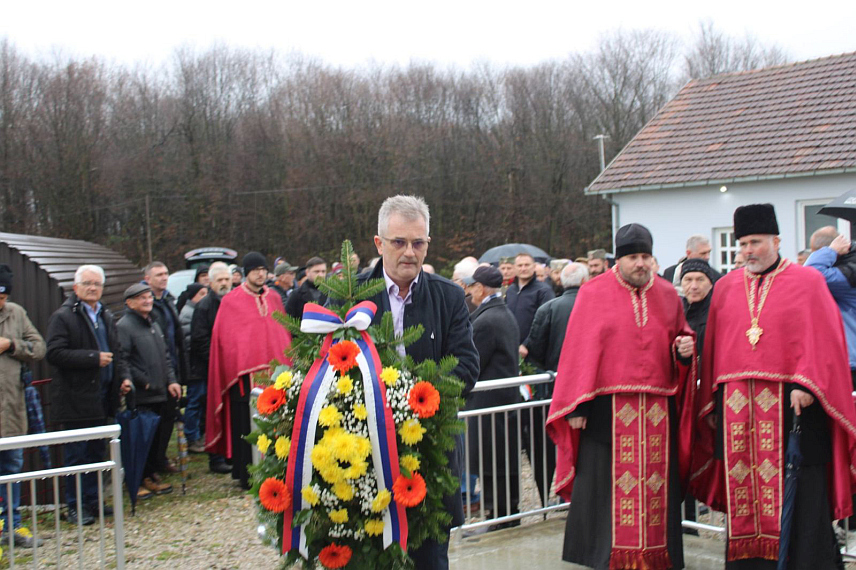 ЛОПАРЕ, 7. ДЕЦЕМБРА /СРНА/ - У селу Кореташи у општини Лопаре данас је служен парастос за 1.164 цивилне жртве усташког покоља који се десио 1941. године у селима Мајевице, Подмајевице, Посавине и Семберије.