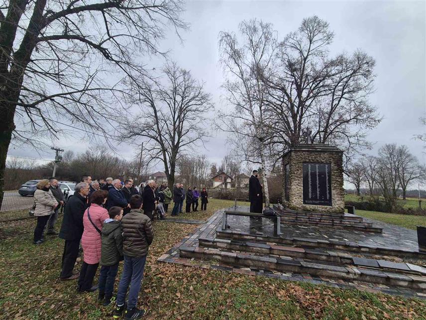 ОЏАК, 7. ДЕЦЕМБРА /СРНА/ - У Трњаку и Доњој Дубици данас је служен помен поводом 81 године од усташког злочина у Другом свјетском рату, када је звјерски убијено 751 лице, од чега 143 дјеце, од којих чак њих 15 млађих од 15 година и 15 беба у колијевци.