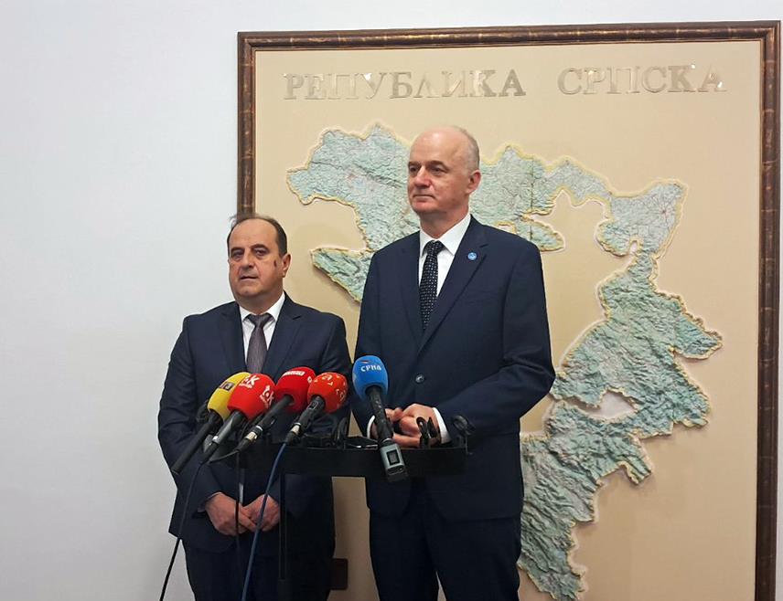 БАЊАЛУКА, 8. ДЕЦЕМБРА /СРНА/ - Ректор Универзитета у Бањалуци Радослав Гајанин и проректор Универзитета у Источном Сарајеву за људске и материјалне ресурсе Милија Краишник на конференцији за новинаре након консултација са премијером Републике Српске Савом Минићем о буџету за наредну годину.