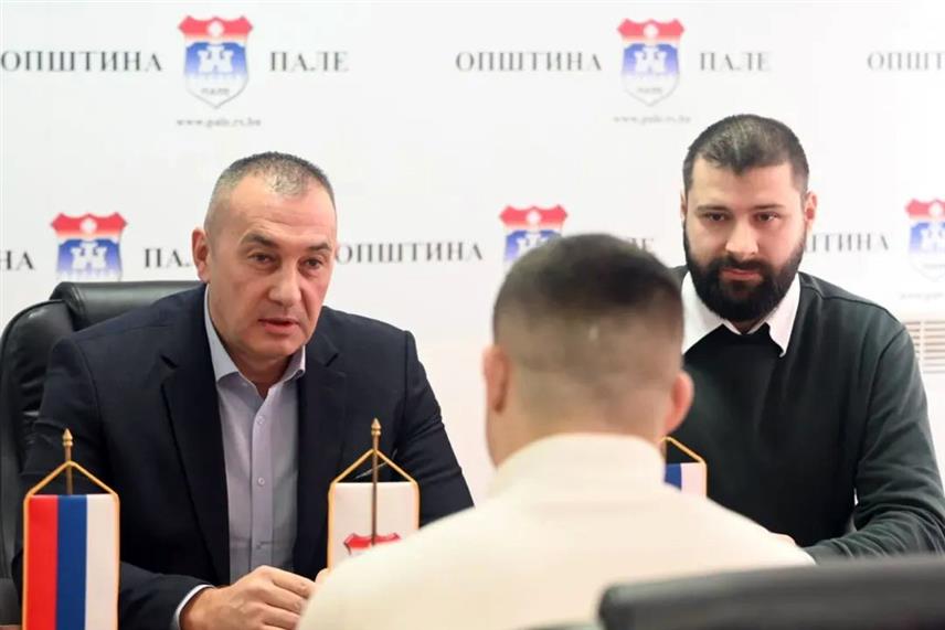 ПАЛЕ, 8. ДЕЦЕМБРА /СРНА/ - Начелник општине Пале Дејан Којић угостио је данас ММА борца Петра Благојевића један је од најталентованијих у овом спорту и тренутно је без пораза.