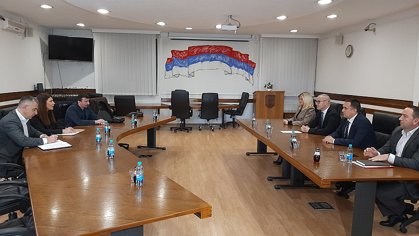 ПРЊАВОР, 8. ДЕЦЕМБРА /СРНА/ - Министар пољопривреде, шумарства и водопривреде Републике Српске Анђелка Кузмић на састанку са градоначелником Прњавора Дарком Томашом.
