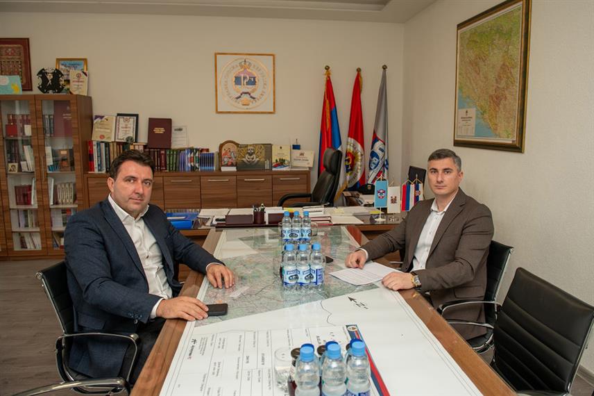 СОКОЛАЦ, 8. ДЕЦЕМБАРА /СРНА/ - Директор Републичког завода за запошљавање Дамјан Шкипина на састанку са начелником општине Соколац Стахињом Башевићем.