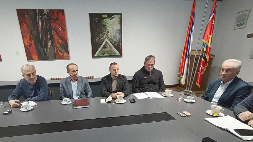 СРБАЦ, 8. ДЕЦЕМБРА /СРНА/ - На подручју општине Србац планиране су 32 локације за деминирање укупне површине од 0,8 квадратних километара, рекао је помоћник директора Републичке управе цивилне заштите за послове деминирања Драган Кос на састанку са представницима локалне власти поводом предстојећег деминирања.