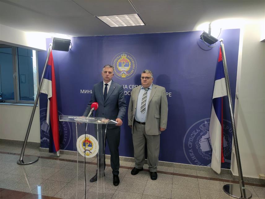 БАЊАЛУКА, 8. ДЕЦЕМБРА /СРНА/ - Министар просвјете и културе Републике Српске Боривоје Голубовић изјавио је да је Влада, повећањем плата запосленима у просвјети, завршила свој дио обавеза када је ријеч о усаглашавању плата са радницима у органима управе.