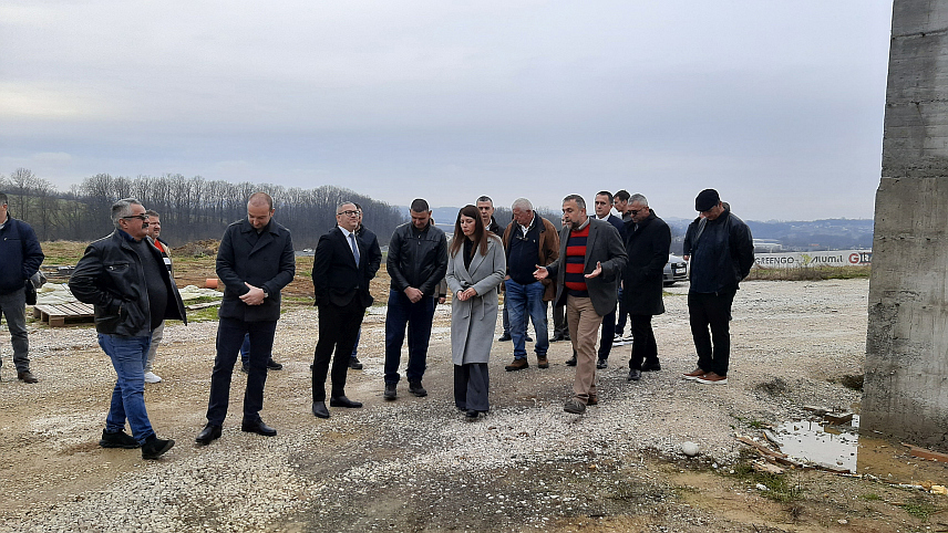 ПРЊАВОР, 8. ДЕЦЕМБРА /СРНА/ - Министар пољопривреде, шумарства и водопривреде Републике Српске Анђелка Кузмић током посјете градилишту објекта "Наша мљекара" у Прњавору.