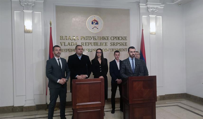 БАЊАЛУКА, 8. ДЕЦЕМБРА /СРНА/ - Директор Центра за подршку повратницима у Унско-Санском кантону Немања Давидовић рекао је да су представници Срба из Федерације БиХ /ФБиХ/ ове године први пут позвани на консултације о буџету Републике Српске за наредну годину, што је порука да нису заборављени и да ће Српска наставити да их подржава.	
