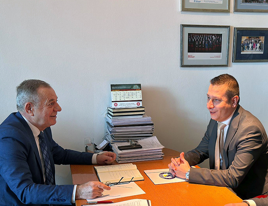 САРАЈЕВО, 8. ДЕЦЕМБРА /СРНА/ - Замјеник министра одбране у Савјету министара Александар Гогановић разговарао је данас са парламентарним војним повјереником БиХ Бошком Шиљеговићем о важности парламентарног надзора над сектором одбране и том приликом наглашена је потреба континуиране комуникације институција с циљем јачања повјерења унутар система.	

