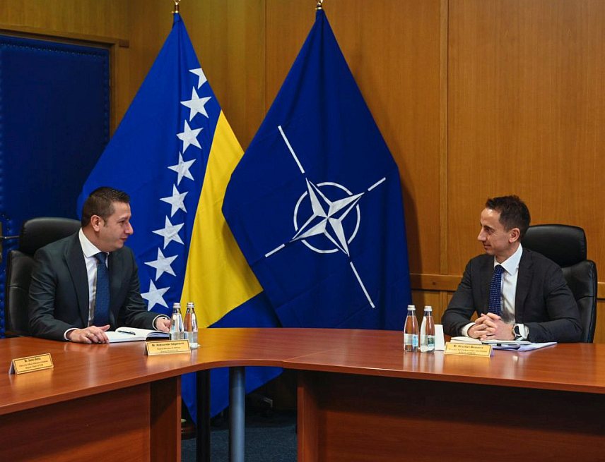 САРАЈЕВО, 8. ДЕЦЕМБРА /СРНА/ - Замјеник министра одбране у Савјету министара Александар Гогановић разговарао је са директором за партнерства и глобална питања НАТО-а Кристијаном Месарошом о јачању партнерских програма, реформских процеса у сектору одбране, те могућности даљег развоја заједничких пројеката.