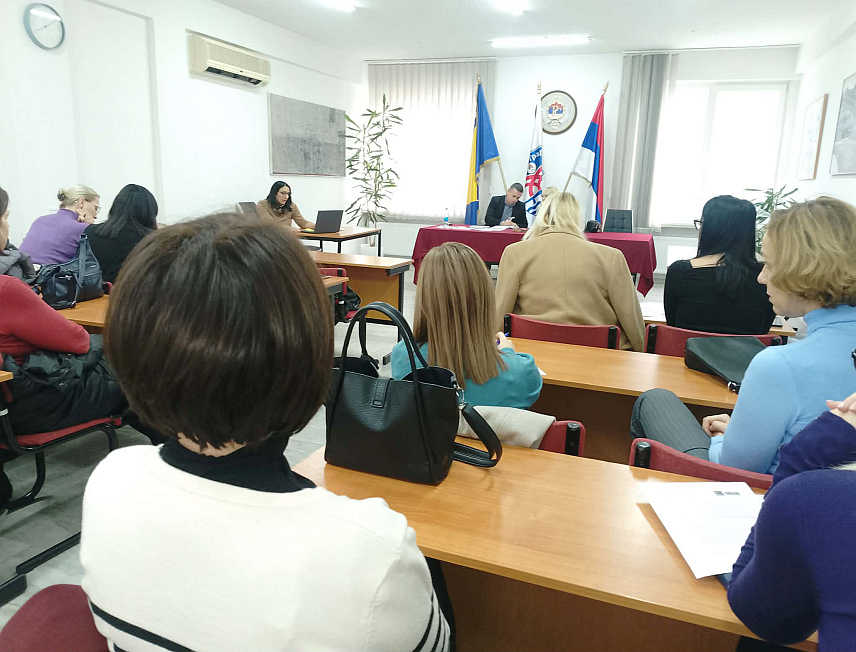 НОВИ ГРАД, 8. ДЕЦЕМБРА /СРНА/ - Приоритет мултисекторског тима у Новом Граду за поступање у случајевима насиља у породици биће превенција ове друштвено неприхватљиве појаве, закљученоје данас на састанку овог тима.