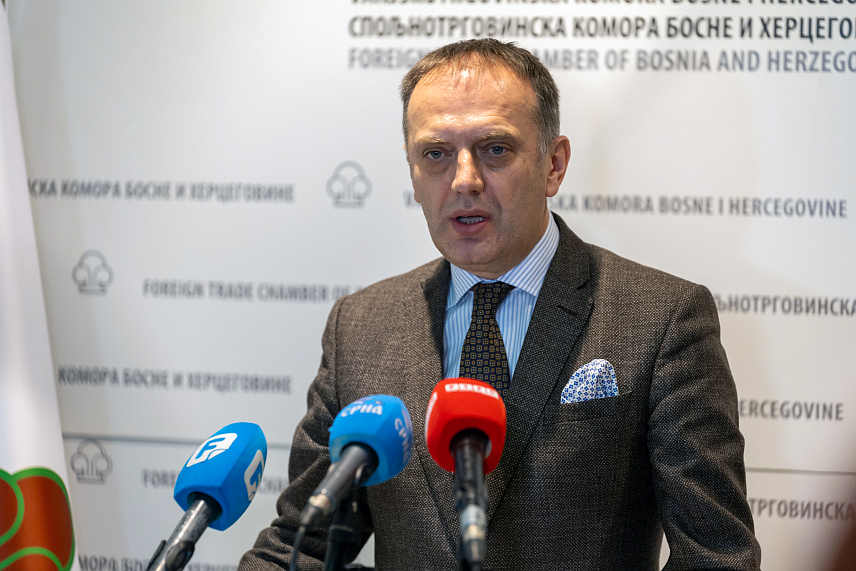 САРАЈЕВО, 8. ДЕЦЕМБРА /СРНА/ - Предсједник Привредне коморе Републике Српске Горан Рачић изјавио је да је нови гранични прелаз у Градишци жила куцавица економије БиХ, која ће имати велики проблем ако уколико тај прелаз не буде имао статус прве категорије.