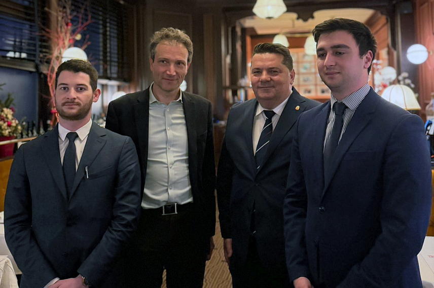 ПАРИЗ, 8. ДЕЦЕМБРА /СРНА/ - Предсједник Народне скупштине Републике Српске Ненад Стевандић састао се у Паризу са представницима Института "Жак Делор".