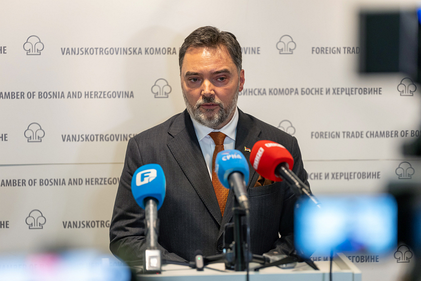 САРАЈЕВО, 8. ДЕЦЕМБРА /СРНА/ - Министар спољне трговине и економских односа у Савјету министара Сташа Кошарац истакао је да ће на новом граничном прелазу Градишка бити отежан проток робе, уколико хрватска страна не успостави инспекцијске службе које су неопходне да би то био прелаз прве категорије.	
