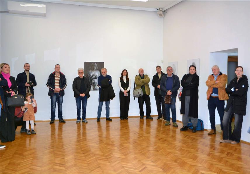 ПРИЈЕДОР, 8. ДЕЦЕМБРА /СРНА/ - У Музеју "Козаре" вечерас је отворена изложба "Ембодимент", ликовне умјетнице Катарине Недељковић из Крагујевца.