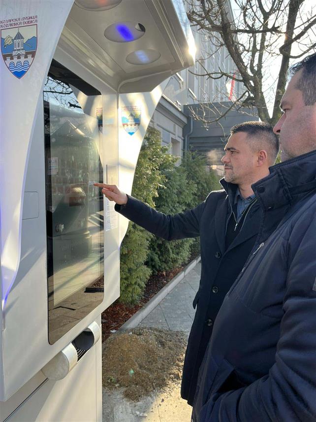 КОЗАРСКА ДУБИЦА, 9. ДЕЦЕМБРА /СРНА/ - У центру Козарске Дубице постављена су два нова апарата за наплату паркинга који грађанима и посјетиоцима омогућавају бржу услугу и доступност мапама са улицама, институцијама и знаменитостима ове локалне заједнице.