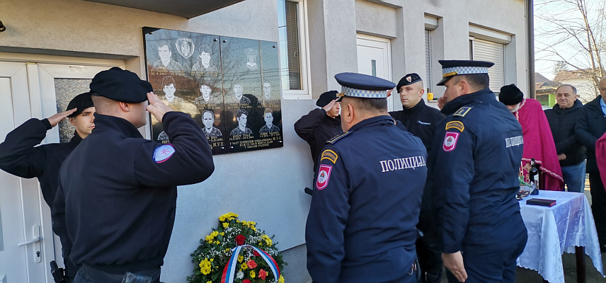 ДОБОЈ, 9. ДЕЦЕМБРА /СРНА/ - На згради Полицијске станице Станари данас је освештана спомен-плоча са именима 10 припадника Министарства унутрашњих послова /МУП/Републике Српске са подручја ове општине који су погинули у Одбрамбено-отаџбинском рату.