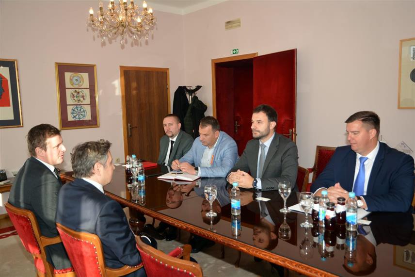 ПРИЈЕДОР, 9. ДЕЦЕМБРА /СРНА/ - Градоначелник Приједора Слободан Јавор на састанку са генералним конзулом Турске у Бањалуци Џаном Ајгуном.