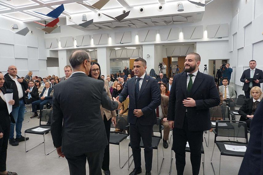 БЕОГРАД, 9. ДЕЦЕМБРА /СРНА/ - Mинистар без портфеља у Влади Србије задужен за дијапсору Ђорђе Милићевић на скупу "Свет у 2026" у Привредној комори Србије, одржаном у организацији компаније "Колор медиjа комуникејшнс".