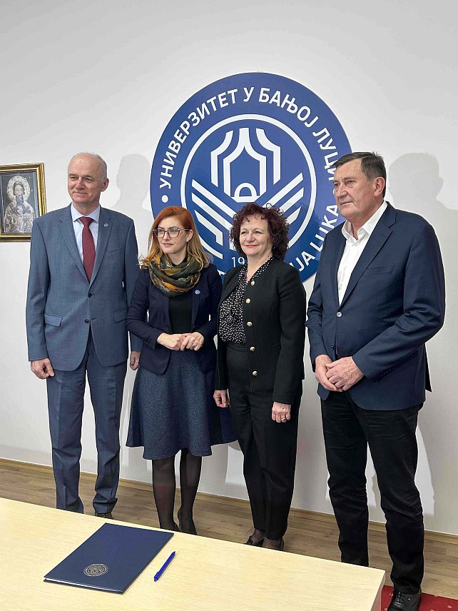 БАЊАЛУКА, 9. ДЕЦЕМБРА /СРНА/ - Универзитет у Бањалуци и Републички завод за стандардизацију и метрологију потписали су споразум, споразум о сарадњи данас су потписали ректор Универзитета у Бањалуци Радослав Гајанин и директор Завода за стандардизацију и метрологиују Републике Српске Наташа Жугић у присуству министра привреде и предузетништва Војина Митровића.	
