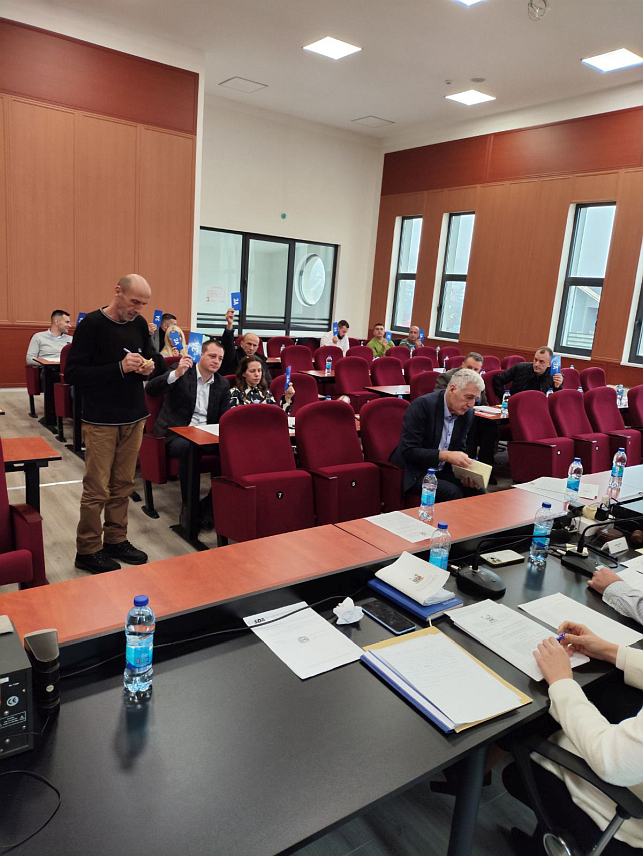 БРАТУНАЦ, 9. ДЕЦЕМБРА /СРНА/ - Одборници Скупштине општине Братунац усвојили су данас Нацрт буџета за идућу годину у износу од 19.108.000 КМ који је за осам одсто већи од овогодишњег.