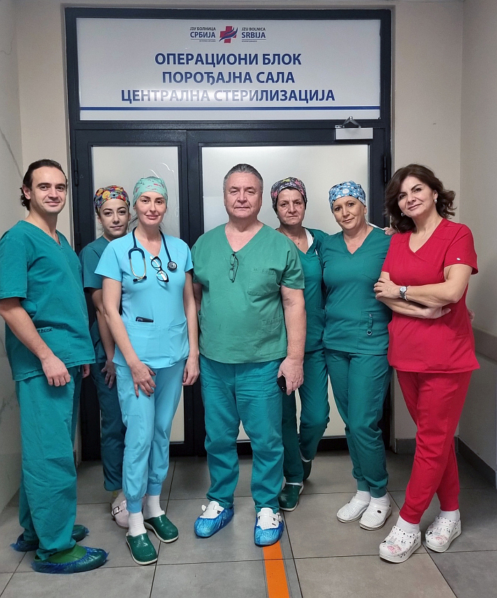 ИСТОЧНО САРАЈЕВО, 9. ДЕЦЕМБРА /СРНА/ - У Болници "Србија" у Источном Сарајеву данас је по први пут урађена лапароскопска хистерeктомија, минимално инвазивна операција уклањања материце, која се изводи кроз мале резове на стомаку уз помоћ лапароскопа и специјалних инструмената, омогућавајући бржи опоравак и краћи боравак пацијентицама у здравственој установи у поређењу са отвореном операцијом.